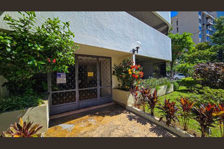 Apartamento à venda com 80m², 2 quartos e 1 vaga Apartamento à venda com 80m², 2 quartos e 1 vagaFachada e portaria com placa