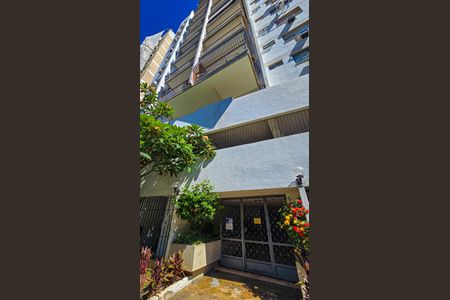 Apartamento à venda com 80m², 2 quartos e 1 vaga Apartamento à venda com 80m², 2 quartos e 1 vagaFachada e portaria com placa