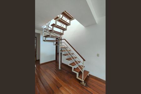 Apartamento à venda com 188m², 2 quartos e 2 vagasEscada