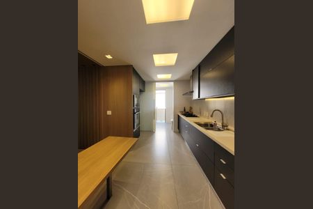 Apartamento à venda com 220m², 3 quartos e 3 vagas