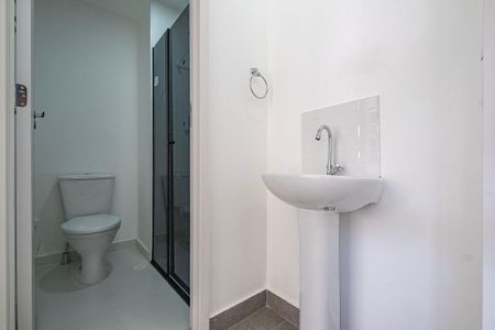 Banheiro de apartamento para alugar com 1 quarto, 28m² em Pinheiros, São Paulo