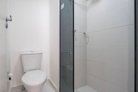 Banheiro de apartamento para alugar com 1 quarto, 28m² em Pinheiros, São Paulo