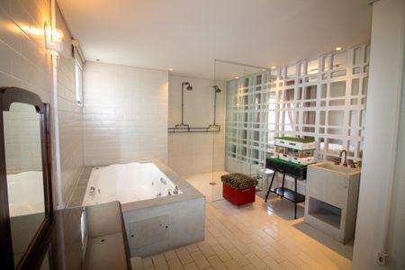 Apartamento para alugar com 233m², 3 quartos e 4 vagasBanheiro da Suíte 2 - Senhora