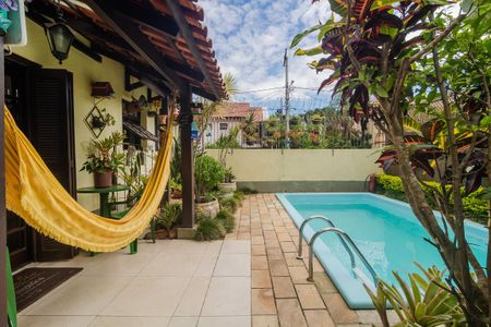 Casa à venda com 330m², 3 quartos e 3 vagasQuintal com Piscina