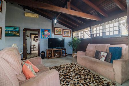 Casa à venda com 330m², 3 quartos e 3 vagasSotão