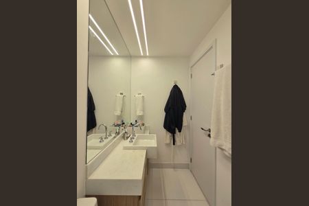 Apartamento à venda com 81m², 2 quartos e 2 vagasBanheiro da Suíte