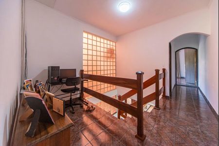 Casa à venda com 250m², 4 quartos e 6 vagas Casa à venda com 250m², 4 quartos e 6 vagasHall da Escada