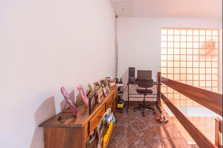 Casa à venda com 250m², 4 quartos e 6 vagas Casa à venda com 250m², 4 quartos e 6 vagasHall da Escada