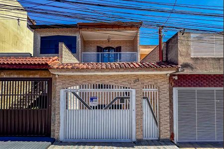 Casa à venda com 250m², 4 quartos e 6 vagas Casa à venda com 250m², 4 quartos e 6 vagasFachada