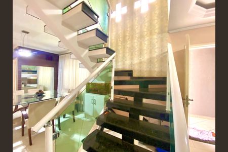 Escada  de casa à venda com 3 quartos, 202m² em Jardim Bela Vista, Guarulhos