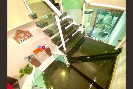 Escada de casa à venda com 3 quartos, 202m² em Jardim Bela Vista, Guarulhos
