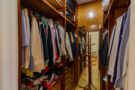 Apartamento à venda com 206m², 4 quartos e 2 vagas Apartamento à venda com 206m², 4 quartos e 2 vagasCloset da suíte 1