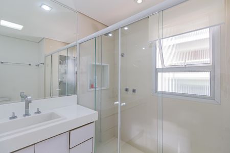 Apartamento à venda com 206m², 4 quartos e 2 vagas Apartamento à venda com 206m², 4 quartos e 2 vagasBanheiro da Suíte 1