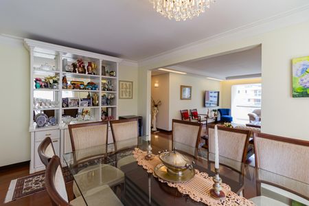 Apartamento à venda com 206m², 4 quartos e 2 vagas Apartamento à venda com 206m², 4 quartos e 2 vagasSala de Jantar