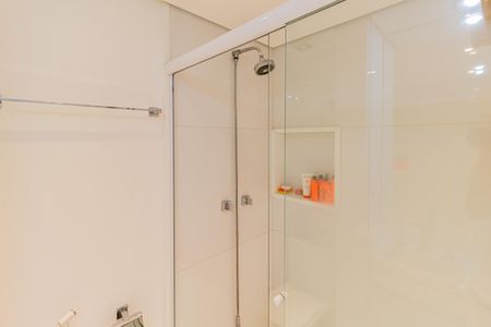 Apartamento à venda com 206m², 4 quartos e 2 vagas Apartamento à venda com 206m², 4 quartos e 2 vagasBanheiro da Suíte 2