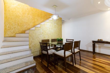 Casa à venda com 180m², 3 quartos e 2 vagasSala