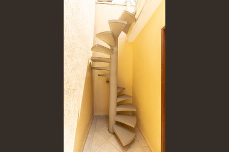 Casa à venda com 180m², 3 quartos e 2 vagasEscada 