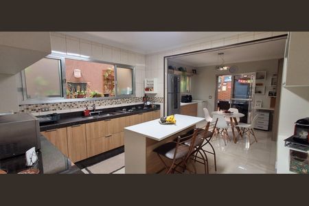 Casa à venda com 200m², 3 quartos e 2 vagasCozinha 