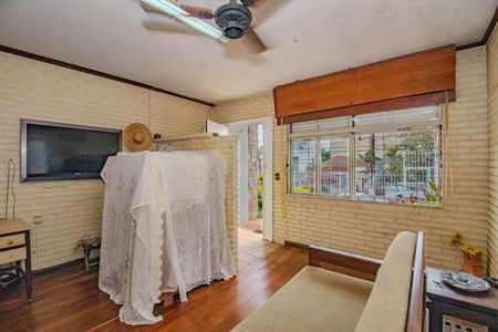 Sala de Estar de casa à venda com 3 quartos, 600m² em Bom Jesus, Porto Alegre