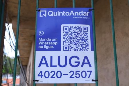 Casa para alugar com 80m², 2 quartos e sem vagaPlaca instalada no portão do imóvel - Código da placa KJFK-551
