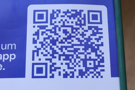 Casa para alugar com 80m², 2 quartos e sem vagaPlaca instalada no portão do imóvel - Código da placa KJFK-551