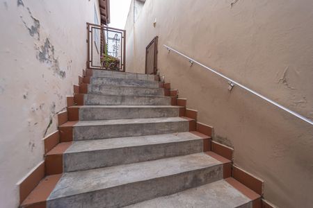 Casa à venda com 90m², 2 quartos e 2 vagasEscada