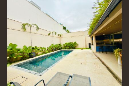 Casa de condomínio à venda com 385m², 4 quartos e 4 vagas Casa de condomínio à venda com 385m², 4 quartos e 4 vagasÁrea externa