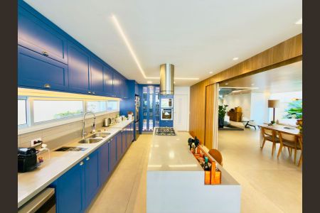 Casa de condomínio à venda com 385m², 4 quartos e 4 vagas Casa de condomínio à venda com 385m², 4 quartos e 4 vagasCozinha