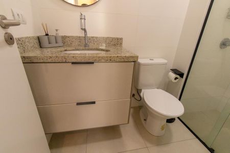 Banheiro Social de kitnet/studio para alugar com 1 quarto, 28m² em Centro, Curitiba