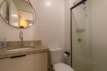 Banheiro Social de kitnet/studio para alugar com 1 quarto, 28m² em Centro, Curitiba