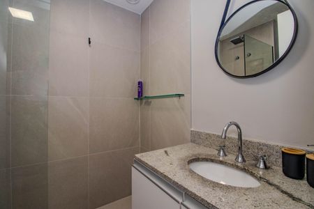 Banheiro de kitnet/studio à venda com 1 quarto, 27m² em Passo D’areia, Porto Alegre