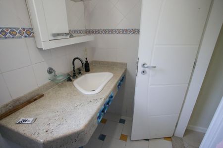 Casa para alugar com 322m², 4 quartos e 3 vagasBanheiro Social