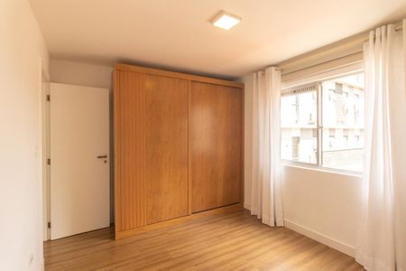 Quarto 1 de apartamento para alugar com 2 quartos, 56m² em Água Verde, Curitiba