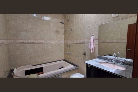 Casa à venda com 192m², 2 quartos e 2 vagasBanheiro Suíte 