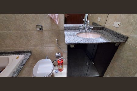 Casa à venda com 192m², 2 quartos e 2 vagasBanheiro Suíte 