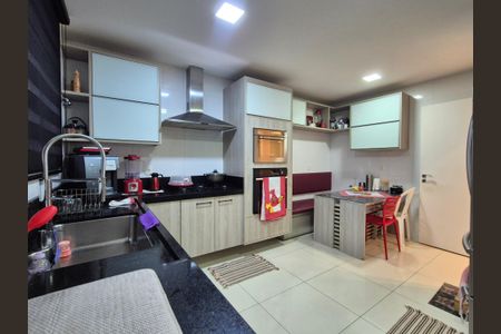 Casa de condomínio à venda com 255m², 4 quartos e 2 vagasCozinha