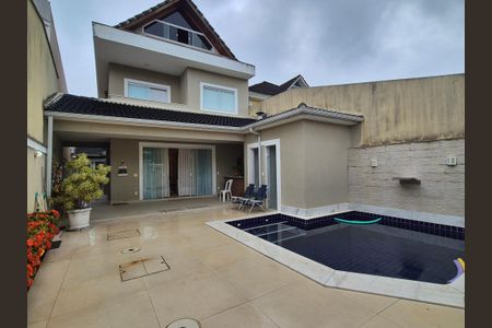 Casa de condomínio à venda com 255m², 4 quartos e 2 vagasÁrea externa