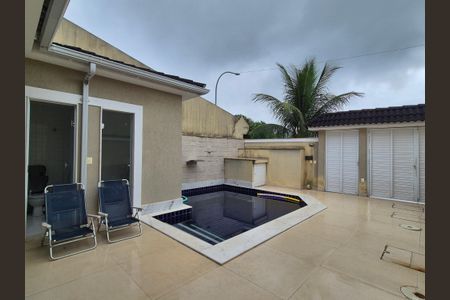 Casa de condomínio à venda com 255m², 4 quartos e 2 vagasÁrea externa