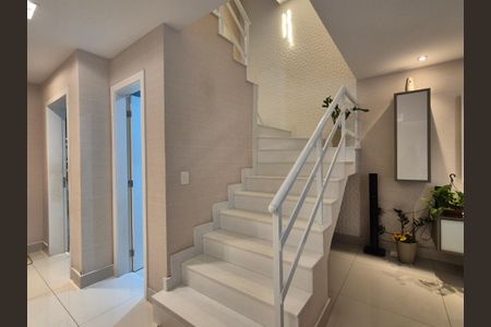 Casa de condomínio à venda com 255m², 4 quartos e 2 vagasEscada