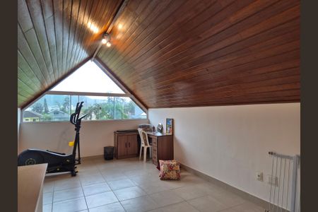 Casa de condomínio à venda com 255m², 4 quartos e 2 vagasSótão