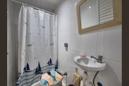 Casa de condomínio à venda com 255m², 4 quartos e 2 vagasBanheiro de Serviço