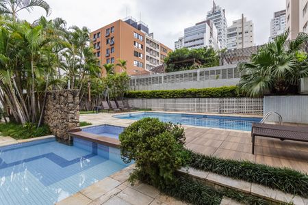 Apartamento à venda com 167m², 4 quartos e 3 vagas Apartamento à venda com 167m², 4 quartos e 3 vagasÁrea comum - Piscina