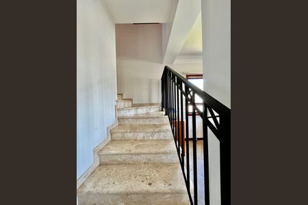 Casa de condomínio à venda com 265m², 4 quartos e 4 vagasEscada