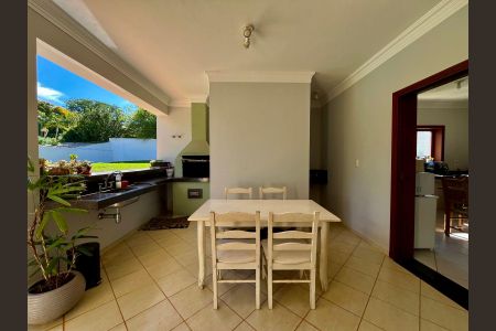 Casa de condomínio à venda com 265m², 4 quartos e 4 vagasChurrasqueira