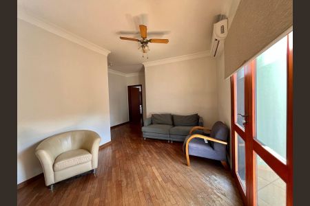 Casa de condomínio à venda com 265m², 4 quartos e 4 vagasSala de TV