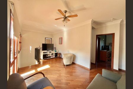 Casa de condomínio à venda com 265m², 4 quartos e 4 vagasSala de TV