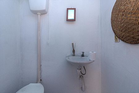 Casa à venda com 95m², 3 quartos e 2 vagasbanheiro na área de serviço_2