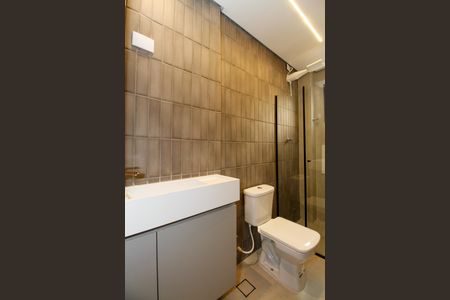 Banheiro de casa para alugar com 1 quarto, 36m² em Alto de Pinheiros, São Paulo