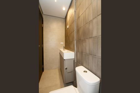 Banheiro de casa para alugar com 1 quarto, 36m² em Alto de Pinheiros, São Paulo