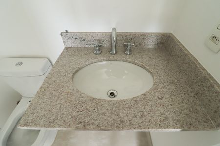 Apartamento à venda com 61m², 2 quartos e 2 vagasBanheiro da Suíte